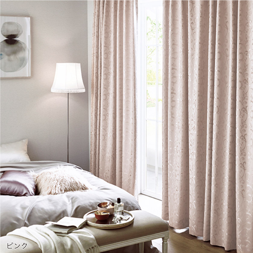 植物柄を光沢のある糸で表現した、フェミニンでやさしい雰囲気の遮光三級オーダーカーテンです。くすみのあるピンクを寝室に取りつけた画像。