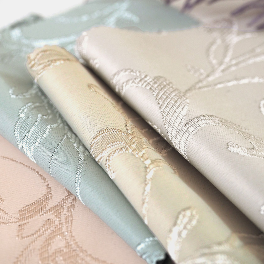 「遮光 パリジェンヌ遮光カーテン」の生地アップです。柄部分は光沢のある糸で、高級感のある仕上がりです。