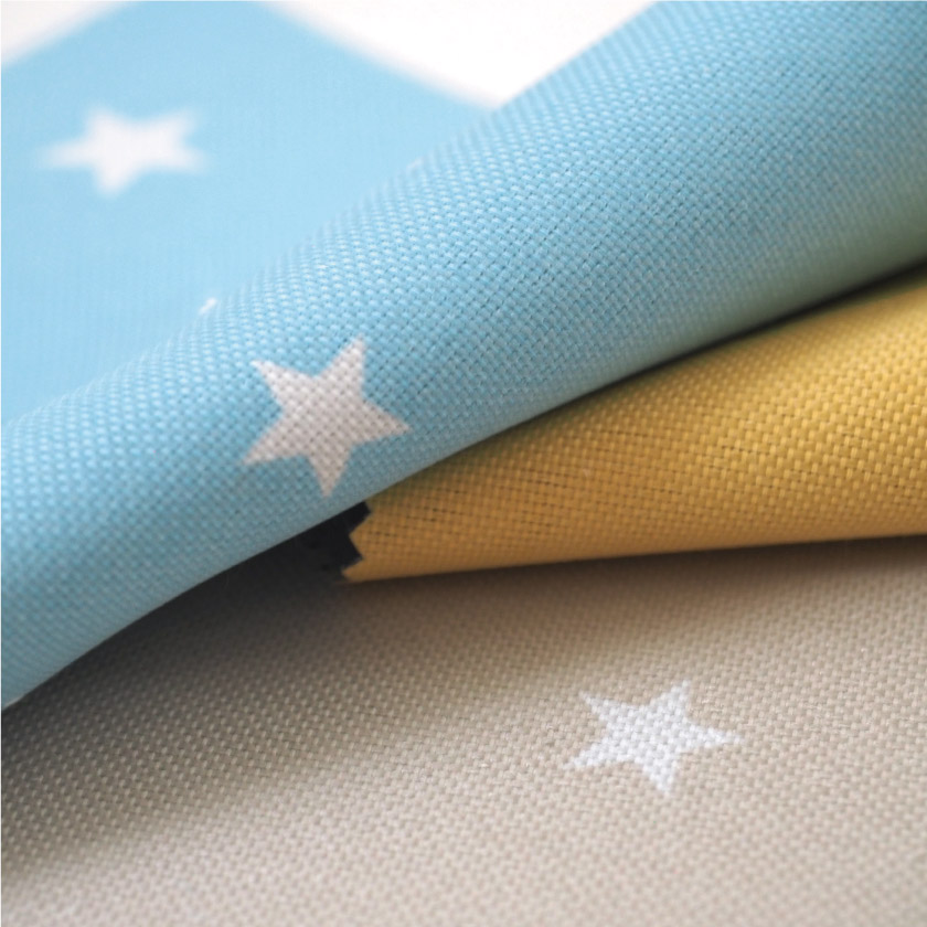 「遮光 北欧星柄の遮光カーテン」の生地アップです。生地はほどよく厚みがあります。