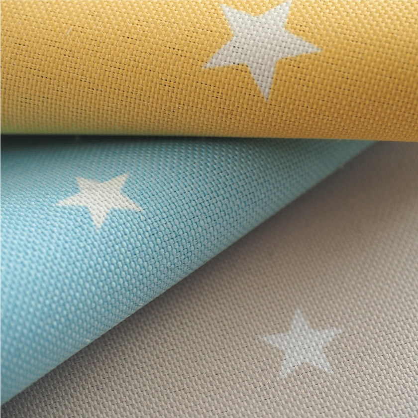 「遮光 北欧星柄の遮光カーテン」の生地アップです。明るく元気な色合いは、保育園や幼稚園などの保育施設におすすめ。