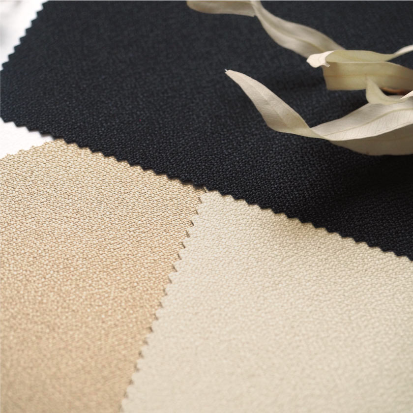 「遮音 遮熱+遮光1級カーテン」の生地アップです。表面はこまかい凹凸があります。