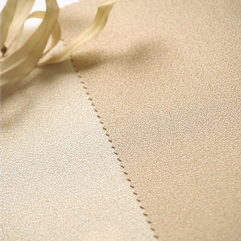 「遮音 遮熱+遮光1級カーテン」の生地アップです。ホワイトとベージュ。