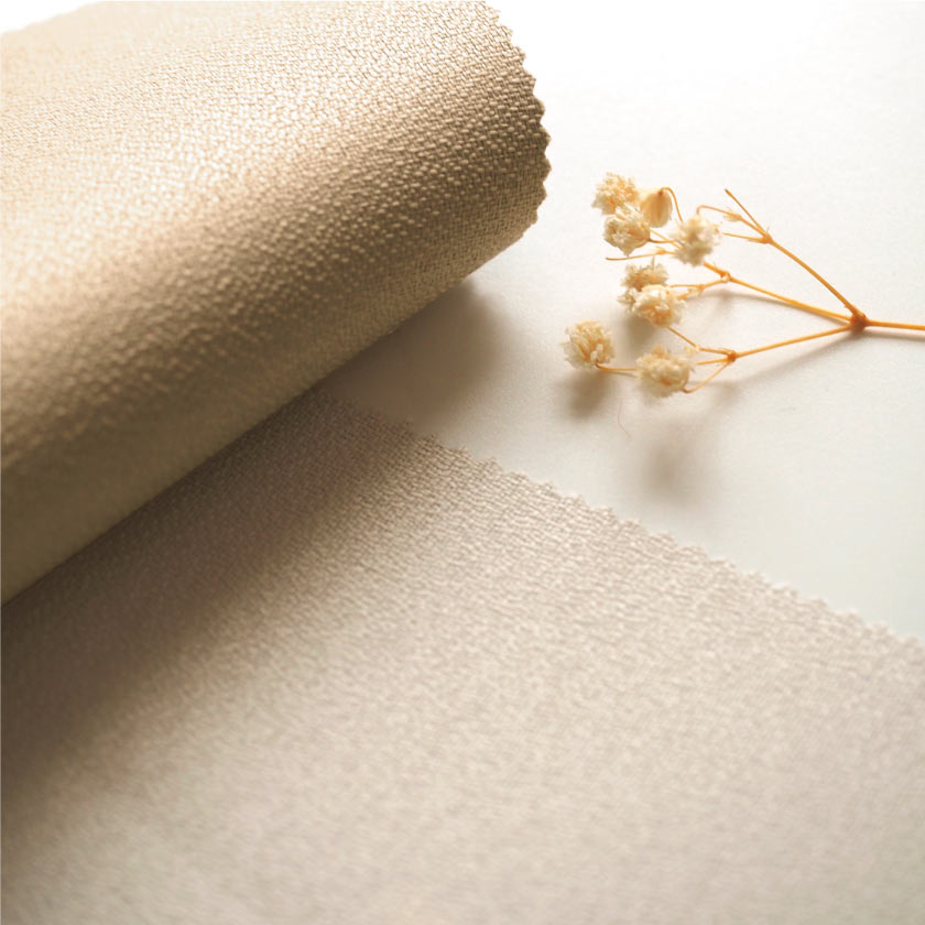 「遮音 遮熱+遮光1級カーテン」の生地アップです。厚地でハリがあります。