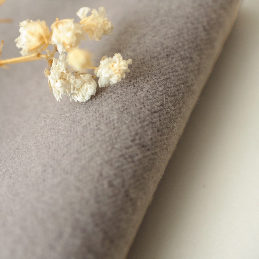 吸音カーテンのグレーの生地アップです。