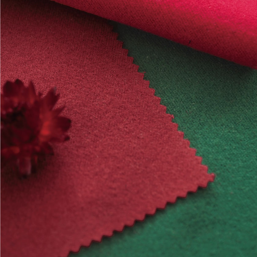 「遮光 吸音カーテン」の生地アップです。ベロアのような手触りのカーテンです。