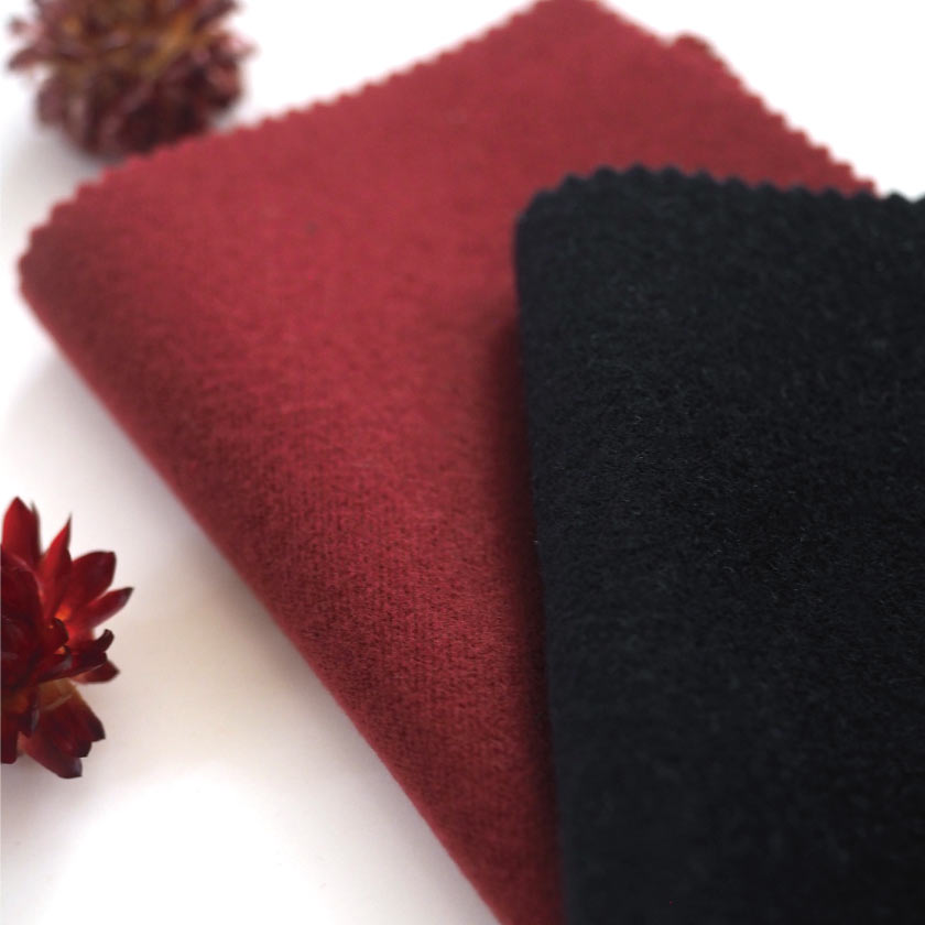 吸音カーテンのレッドとブラックの生地アップです。ベルベットのように重厚感があります。
