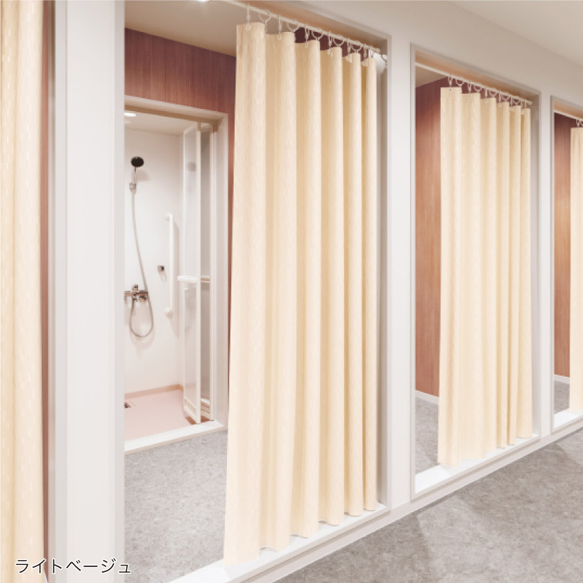 さりげなく縦ライン柄が入ったシャワーカーテンです。ジムやプールのシャワールームにライトベージュカラーを取り付けた例です。