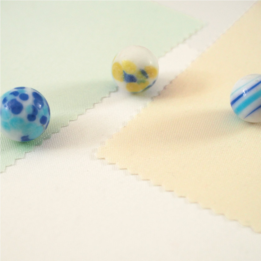 「格安シリーズ】シャワーカーテン⑤　プレーン」の生地アップです。生地は薄手でフラット。シンプルなシャワーカーテンです。