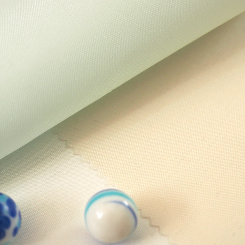 「格安シリーズ】シャワーカーテン⑤　プレーン」の生地アップです。清潔感のある明るい色合いです。