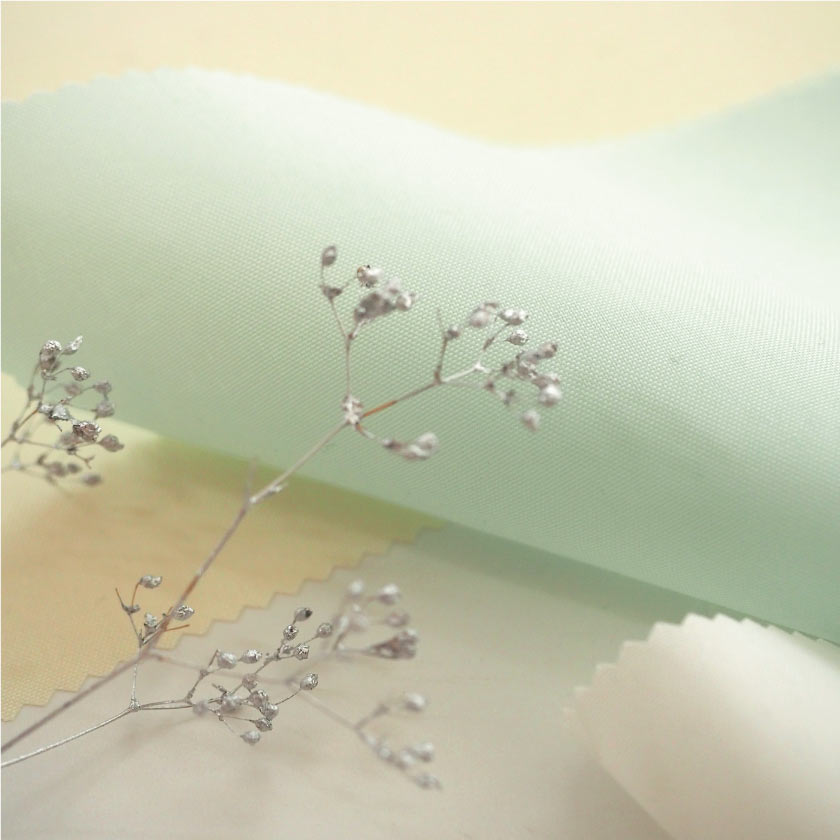 「格安シリーズ】シャワーカーテン⑤　プレーン」の生地アップです。薄手でサラッとした手触りの生地です。