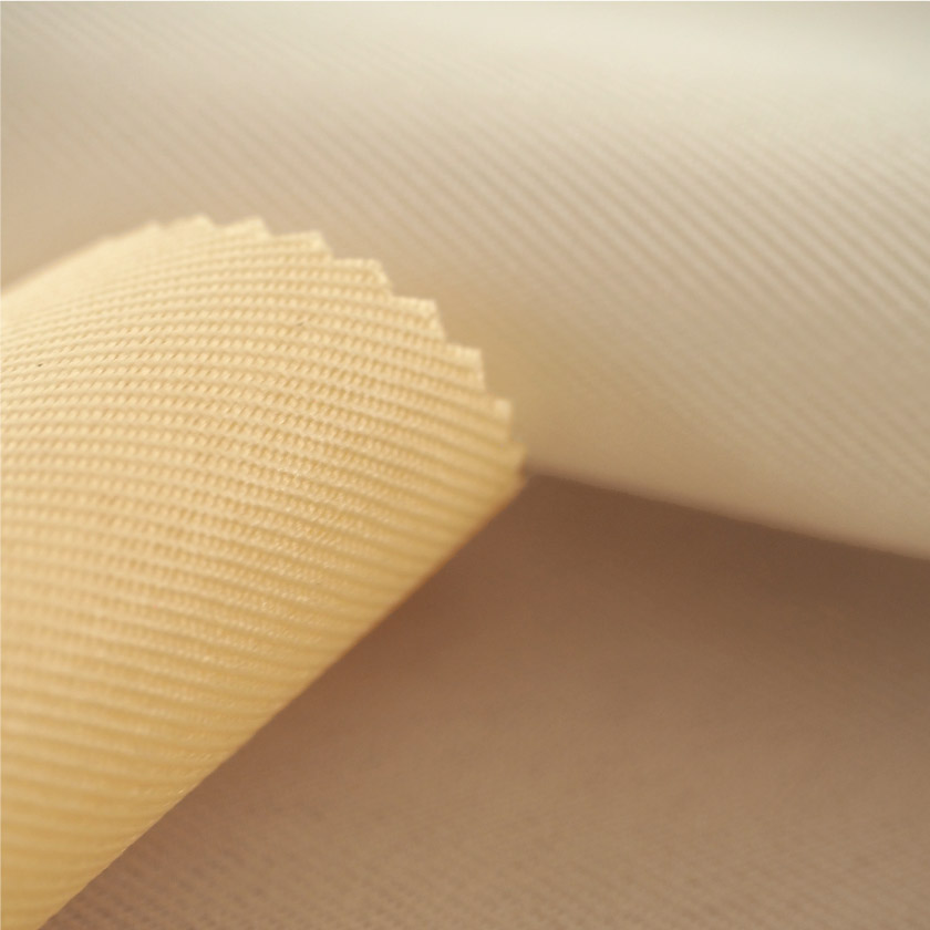 「耐久性抜群のカーテン」の生地アップです。生地表面はフラットで、シンプルなカーテンです。