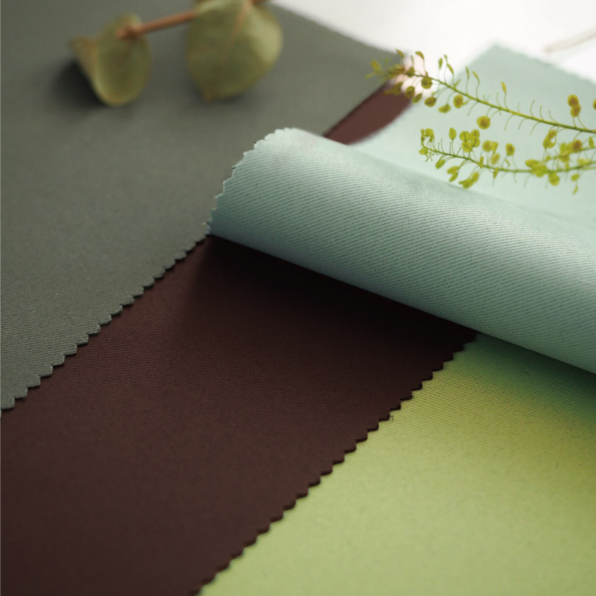 「遮光 24色全部が1級遮光カーテン」の生地アップです。グリーン系と茶色です。