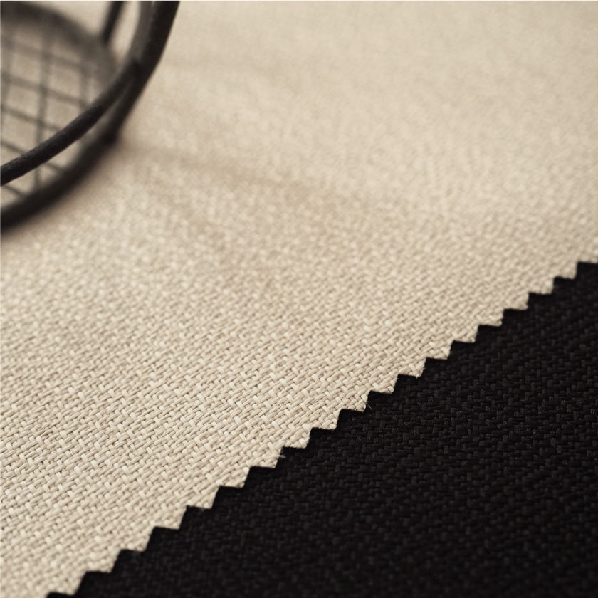 「遮音 遮熱+遮光1級カーテン」の生地アップです。ホワイトとブラックです。