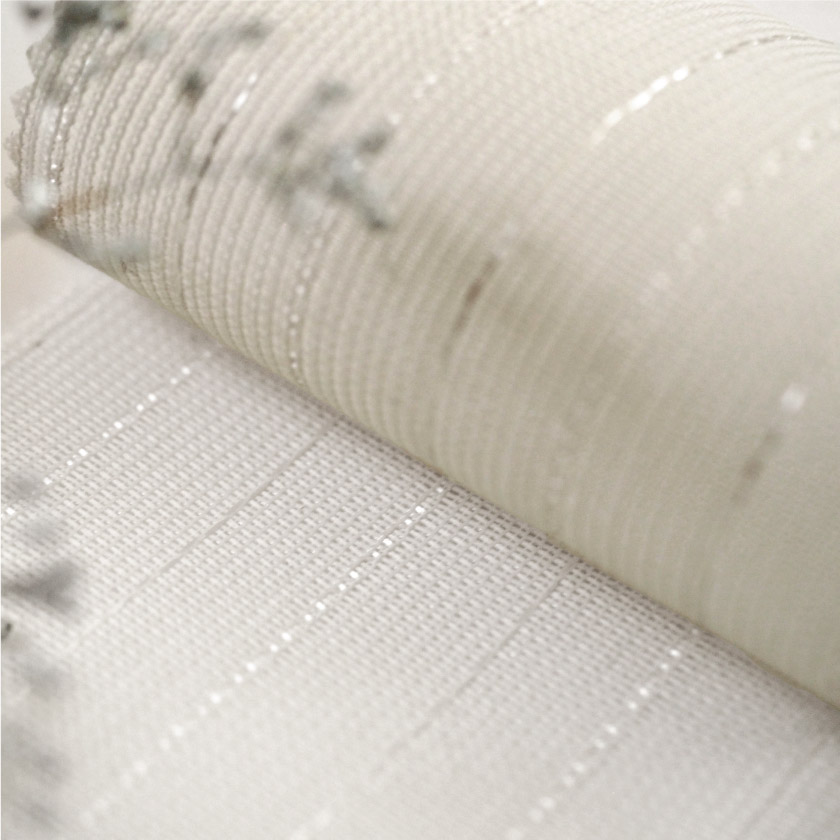 「遮熱のホテルライク・光沢ラインレース」の生地アップです。交互に入ったラメ糸が光ります。