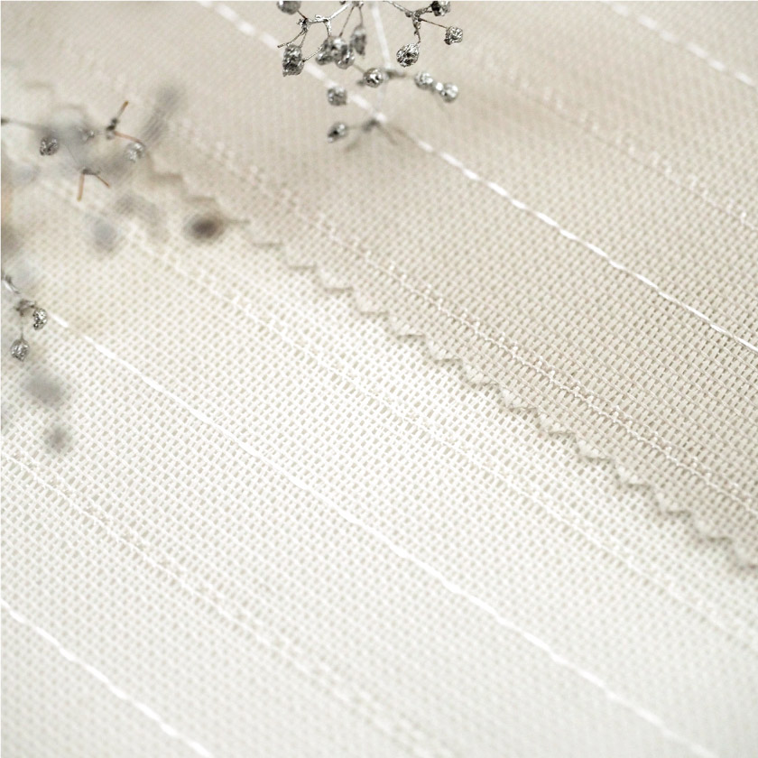 「遮熱のホテルライク・光沢ラインレース」の生地アップです。ベースの生地はシンプルな無地です。