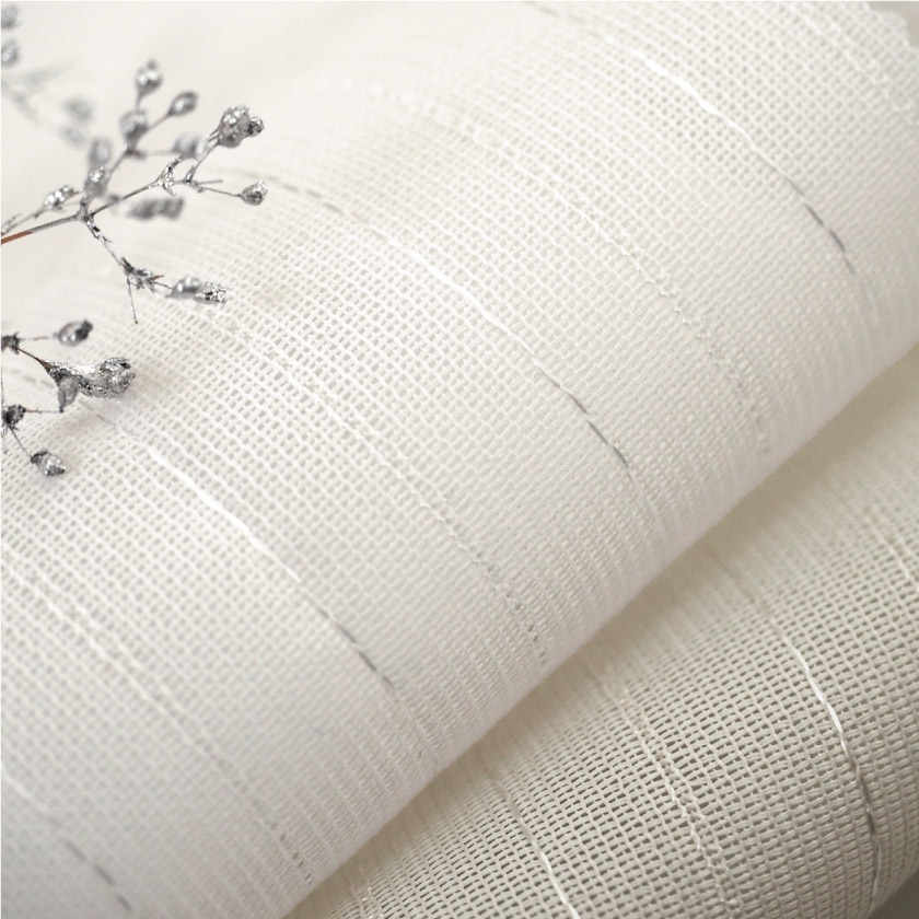 「遮熱のホテルライク・光沢ラインレース」生地アップです。