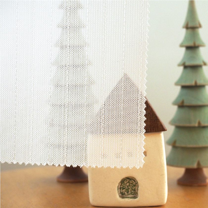 生地を室内から透かしたところです。