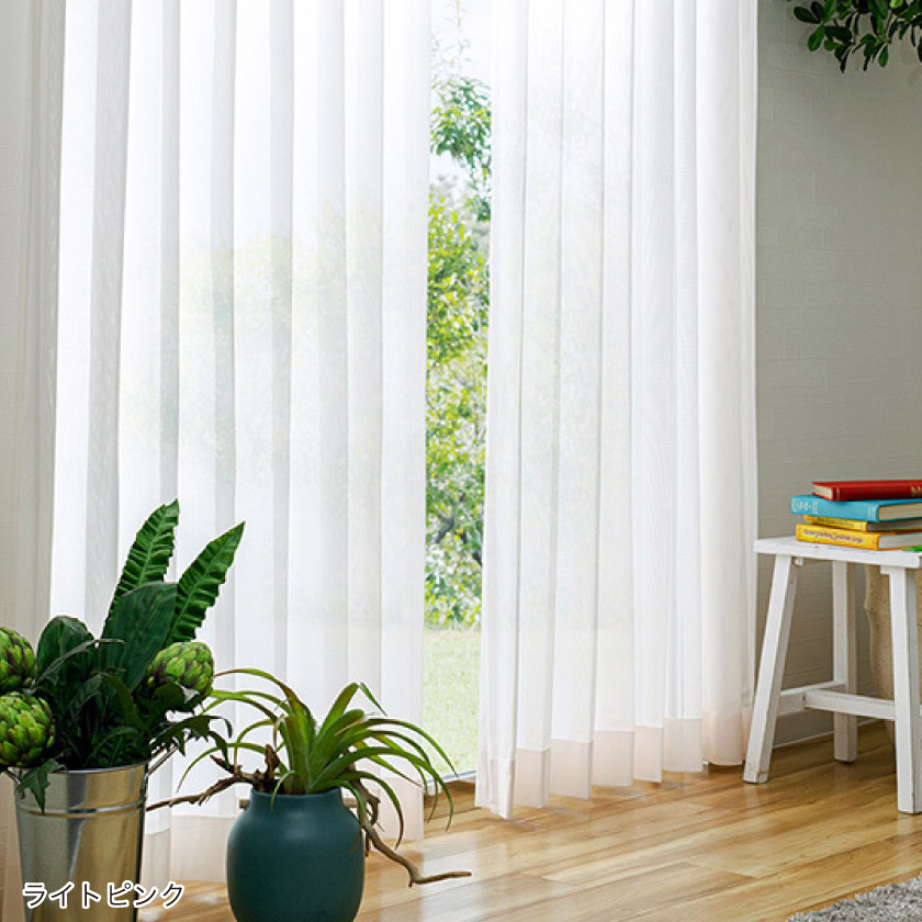 「防炎仕様のカラーレース」のライトピンクをリビングに取り付けた様子です。