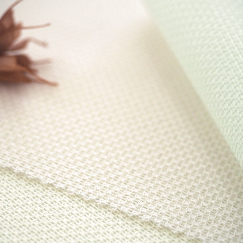 「防炎仕様のカラーレース」の生地アップです。