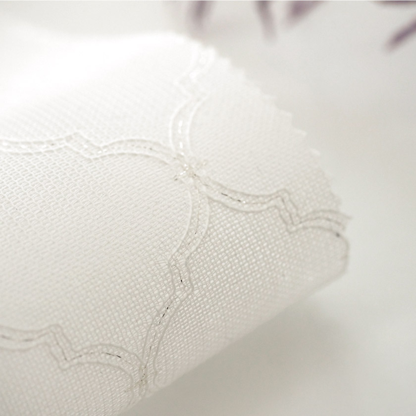 「遮熱のオリエンタルタイルレース」の生地アップです。モロッカンタイル柄の一部にラメ糸が使われており、上品な仕上がりです。