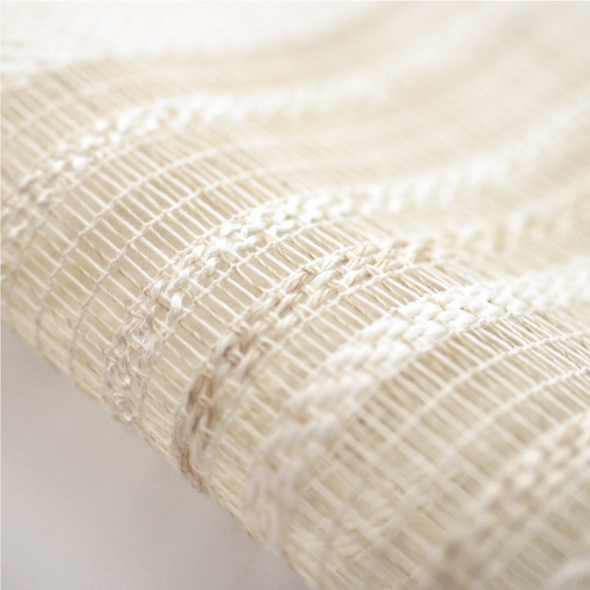 「ナチュラル感たっぷりレース」の生地アップです。布目が大きく、透け感があります。