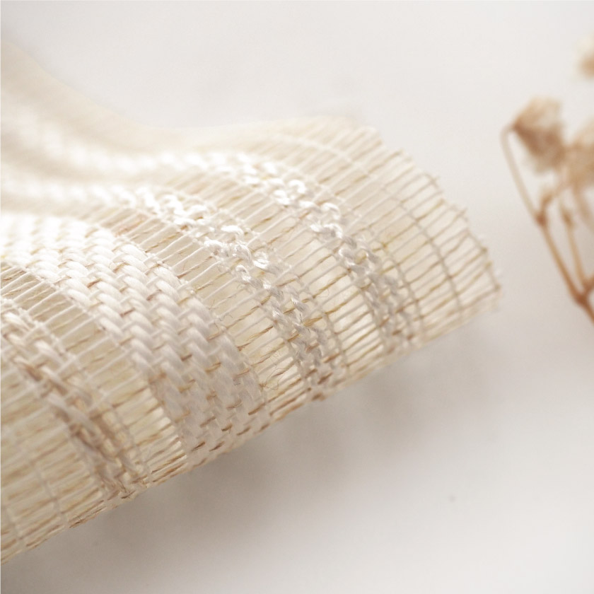 「ナチュラル感たっぷりレース」の生地アップです。全体的にベージュの色味です。