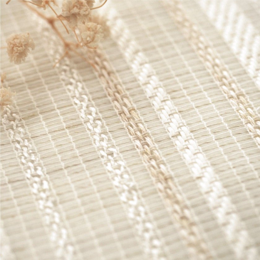 「ナチュラル感たっぷりレース」の生地アップです。ストライプは白とベージュです。