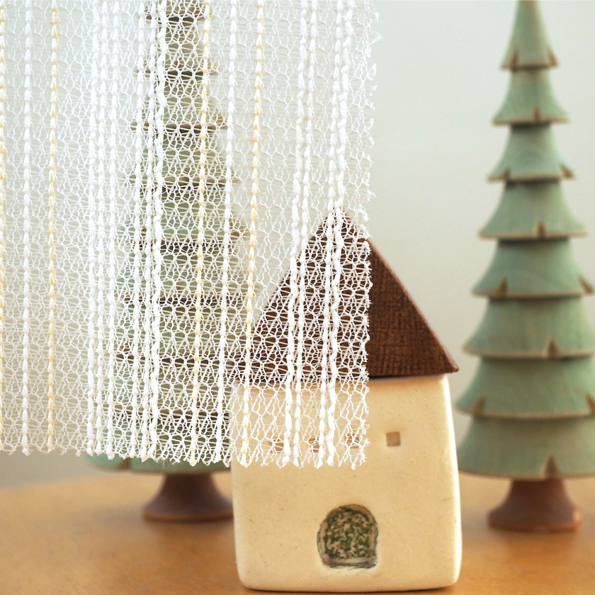 生地を室内から透かしたところです。