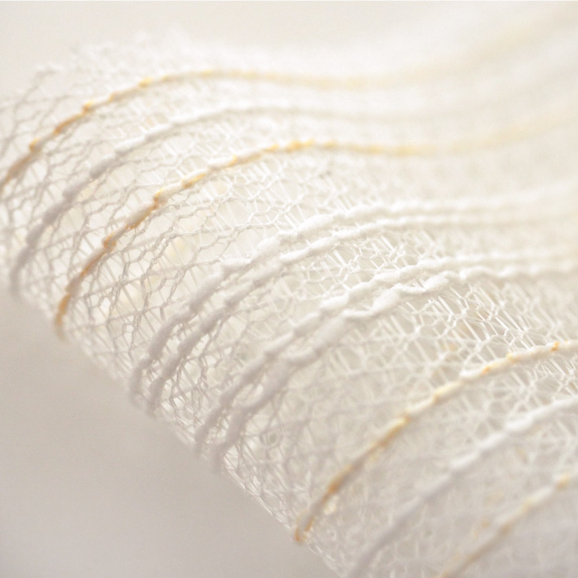 「ナチュラル感に上品さが加わったレース」の生地アップです。ストライプは糸を織り込む事で立体的になっています。