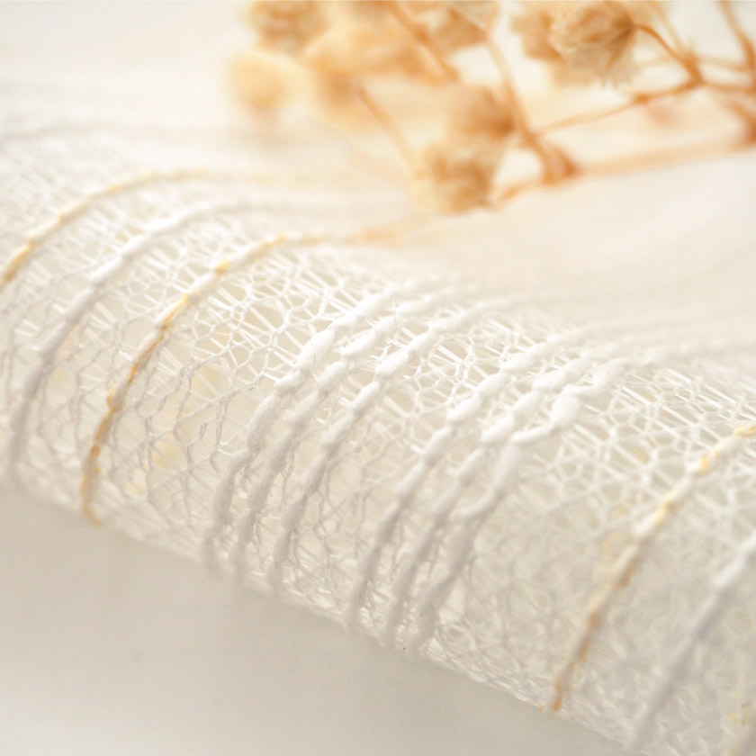「ナチュラル感に上品さが加わったレース」の生地アップです。