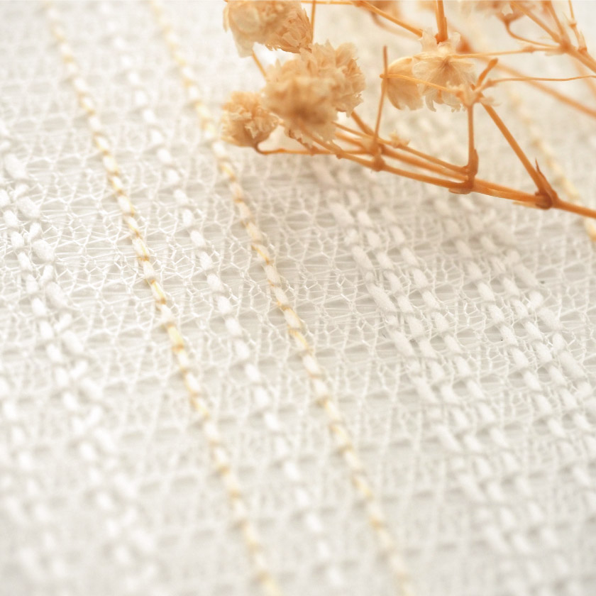 「ナチュラル感に上品さが加わったレース」の生地アップです。