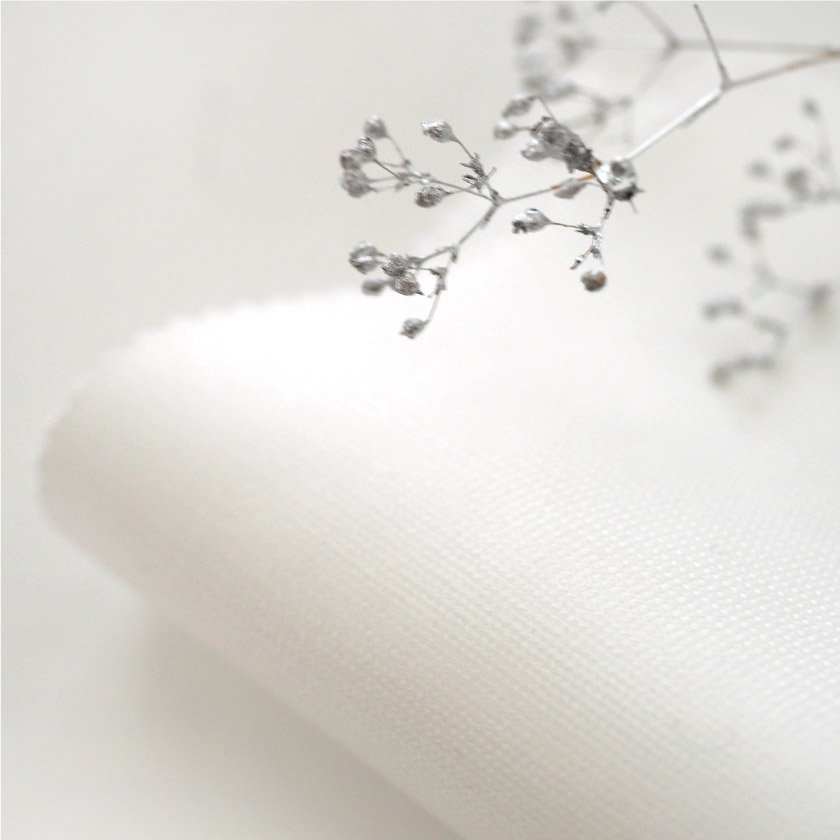 「繊維の汚れを分解レース」の生地アップです。目が詰まった生地です。