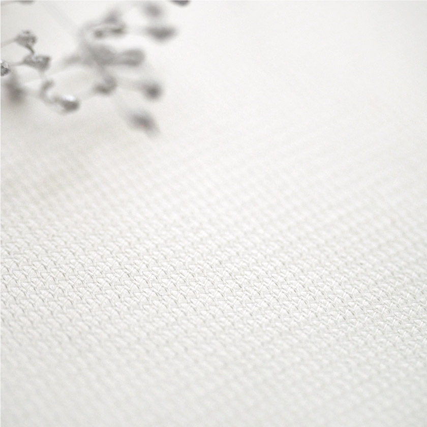 「繊維の汚れを分解レース」の生地アップです。表面はフラットでシンプルな無地です。