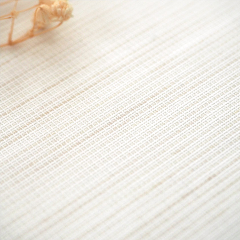 「遮熱と制菌レース」の生地アップです。ベージュと白の糸が混ざり、杢調の見た目です。