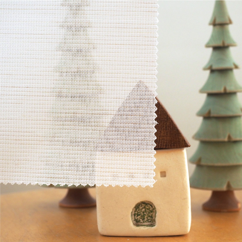 生地を室内から透かしたところです。