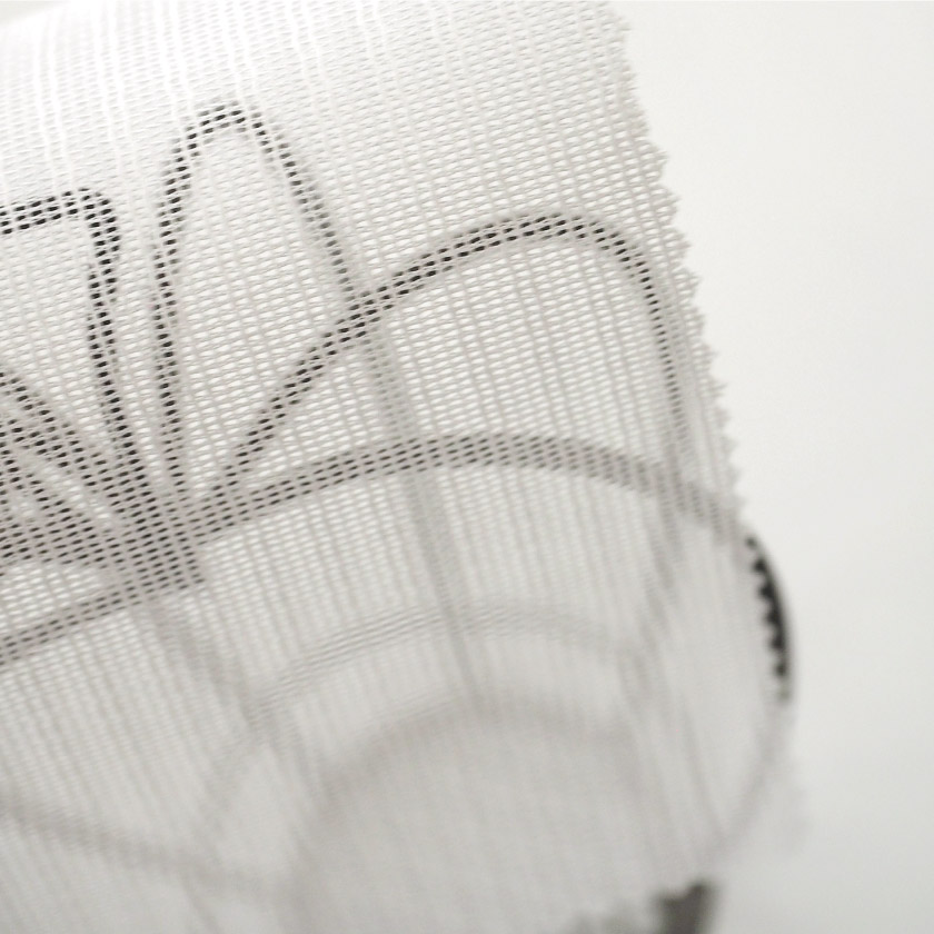 「制菌レース」の透け感です。ゆったりとした布目です。