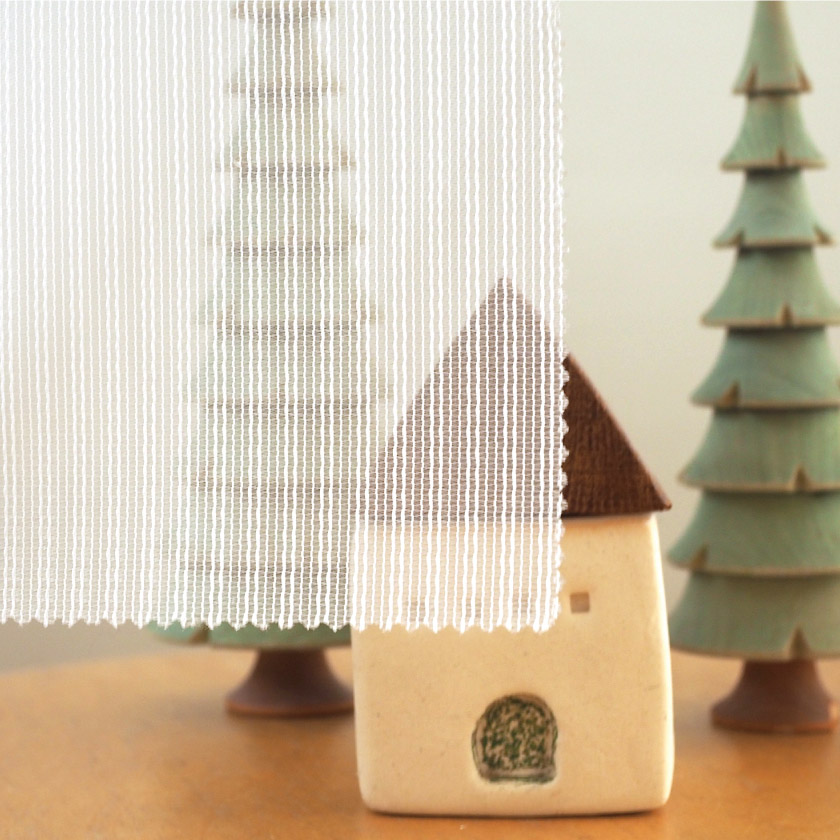 生地を室内から透かしたところです。