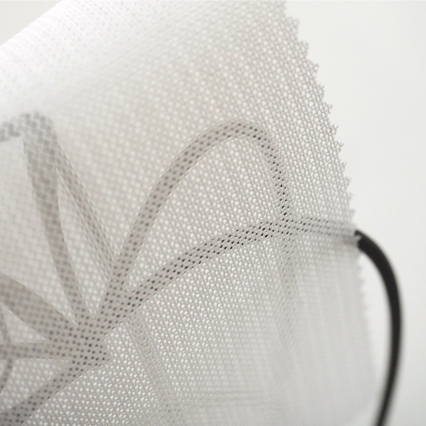 「遮熱＋花粉キャッチカーテン①」の透け感です。室内から見ると程よい透け具合です。