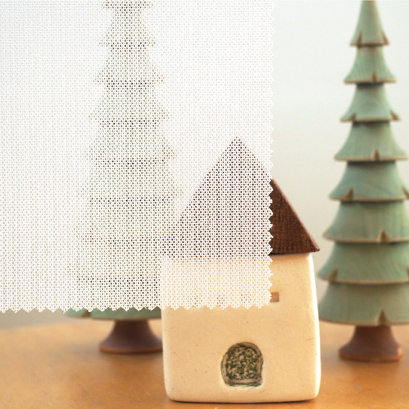 生地を室内から透かしたところです。