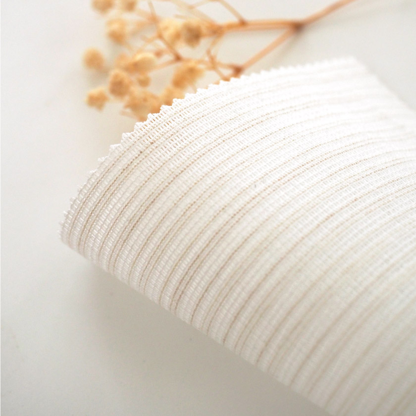 「遮熱＋花粉キャッチカーテン②」の生地アップです。白とベージュの糸が混ざってナチュラルな仕上がりです。