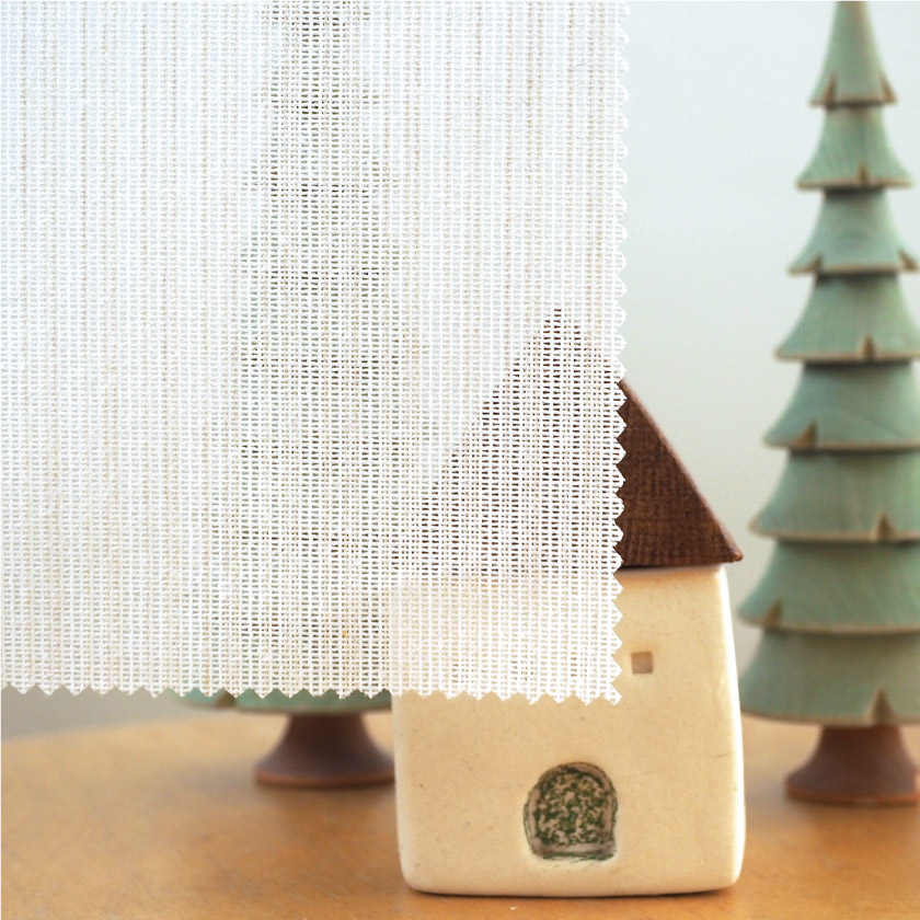 生地を室内から透かしたところです。