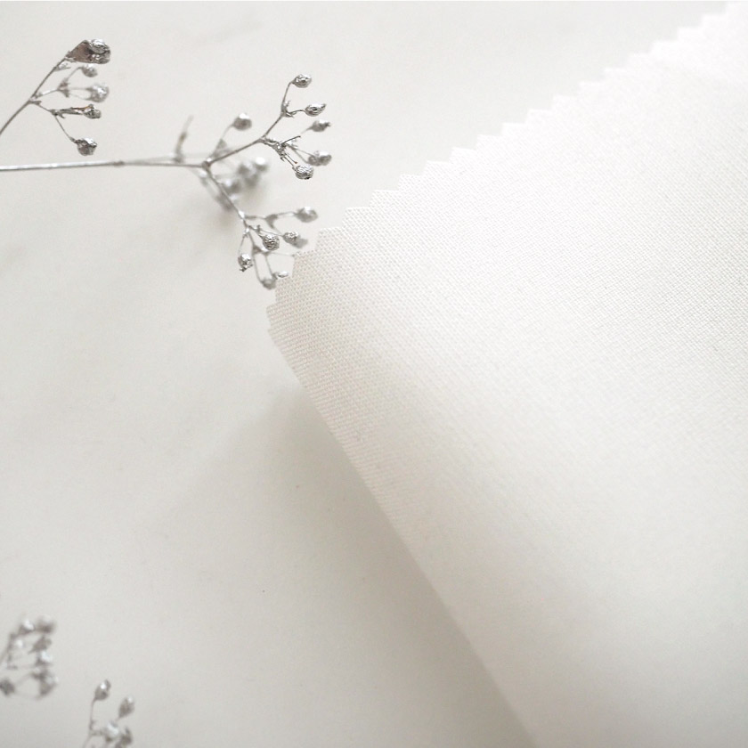 「糸のほつれを防止する耐久性レース」の生地アップです。生地はフラットでシンプルです。