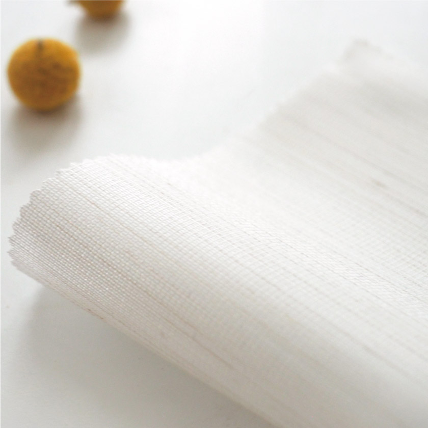 「遮熱＋室内に光拡散レース①」の生地アップです。杢調のナチュラルな生地感です。