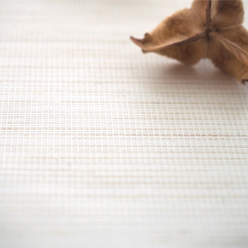 「遮熱＋室内に光拡散レース①」の生地アップです。白とベージュの糸が組み合わさっています。