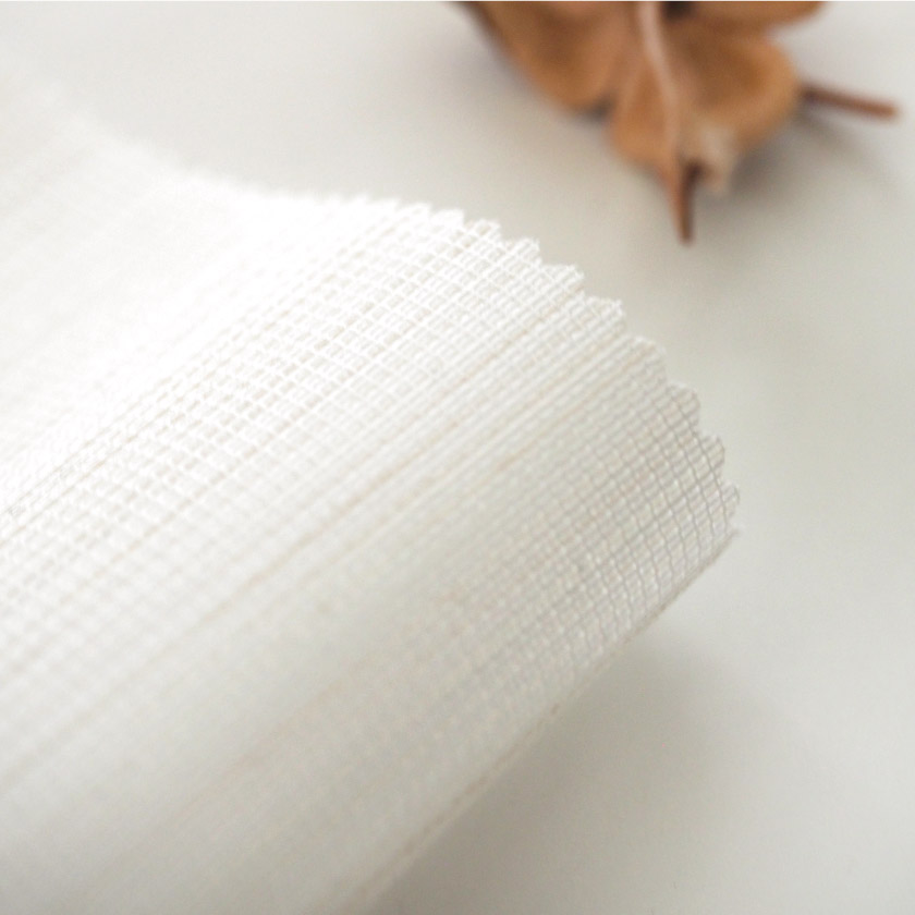 「遮熱＋室内に光拡散レース①」の生地アップです。杢調のナチュラルな生地感です。