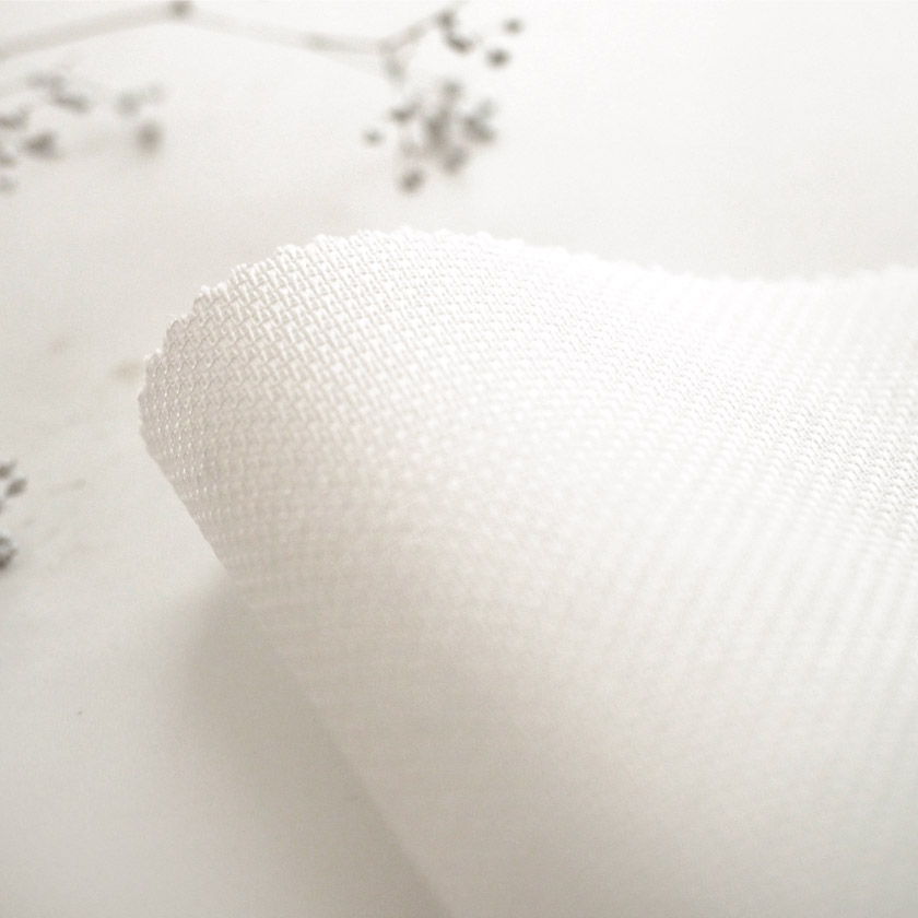 「快適な室温と省エネを考えたレース②」の生地アップです。表面はフラットで、シンプルな無地オーダーレースです。