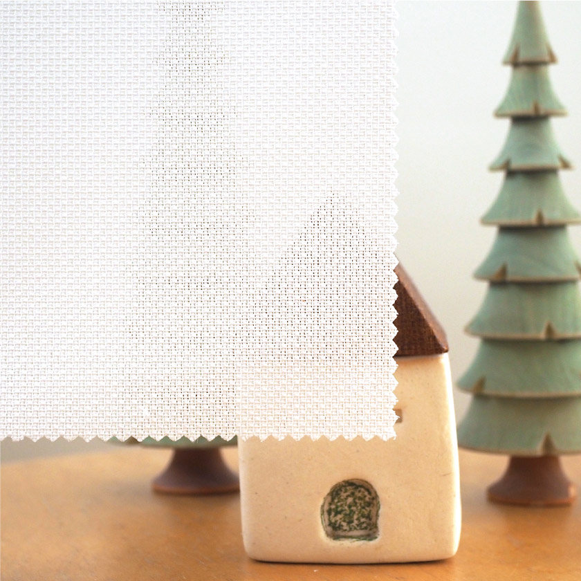 生地を室内から透かしたところです。