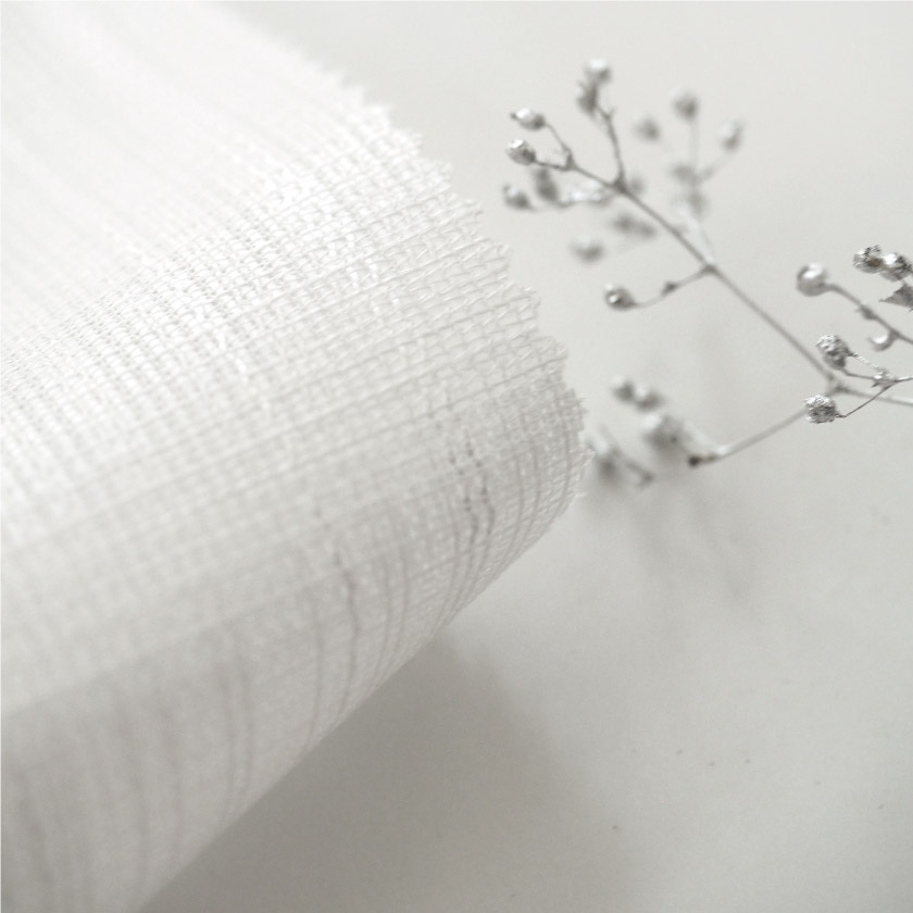 「快適な室温と省エネを考えたレース③」の生地アップです。ストライプ部分は同じ白の糸なので目立ちすぎずさりげなく入っています。