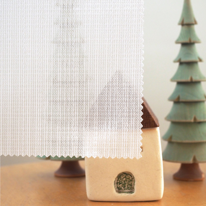 生地を室内から透かしたところです。