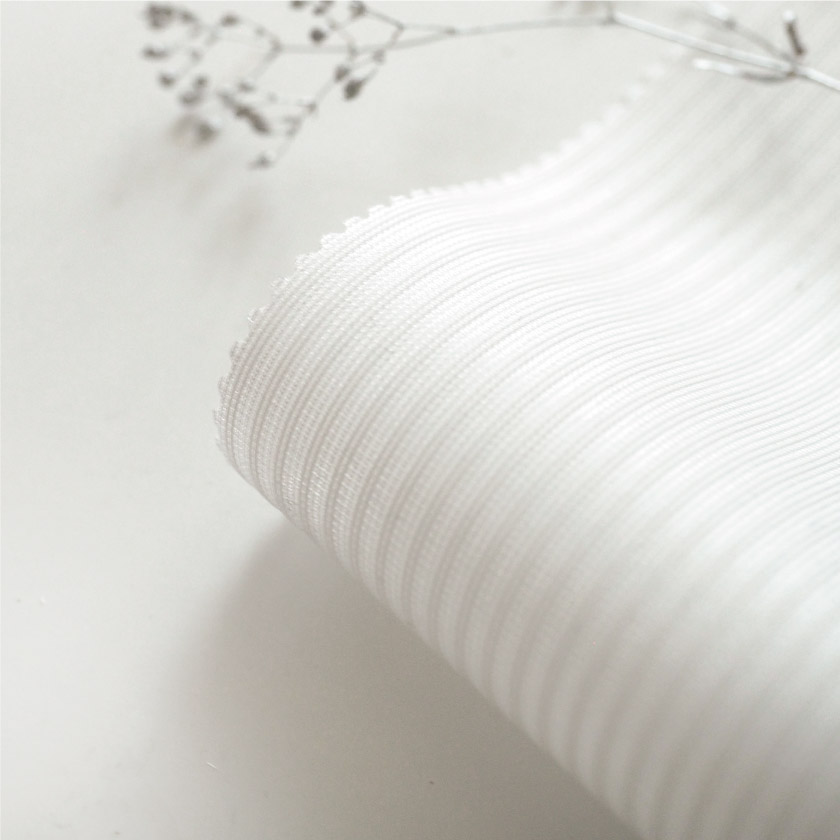 「快適な室温と省エネを考えたレース④」の取り付け例です。同系色の細かいストライプがが入っています。